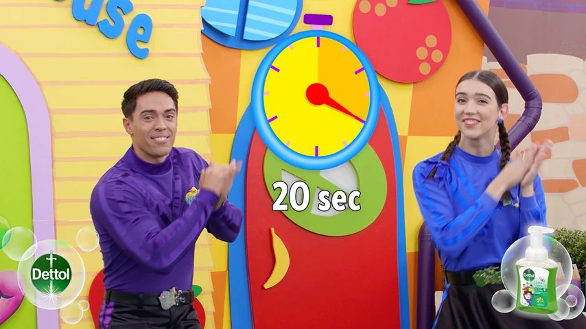 people washing hands with a stopwatch that says 20 sec