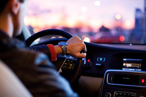 Die motorrijder moet ook op de voorrangsweg niet appen