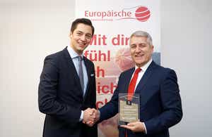 Chefredakteur Dominik Hojas (links) überreicht die Auszeichnung für Platz 1 an CEO Mag. Wolfgang Lackner (Foto: Astrid Weiss).