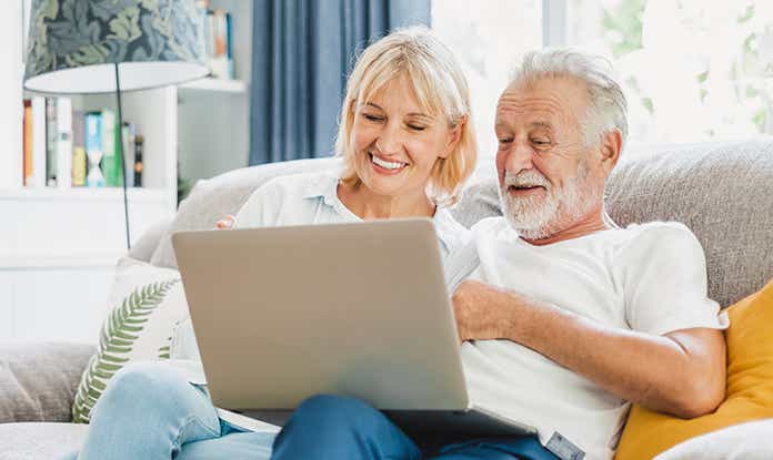 klassische-pensionsvorsorge-aelteres-paar-mit-laptop-auf-dem-sofa-teaser.jpg