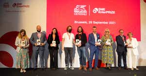 Die Generali Sustainability Heroes aus sieben Ländern - darunter Michaela Reitterer aus Österreich (3.v.r.) - präsentieren stolz ihre Auszeichnungen.