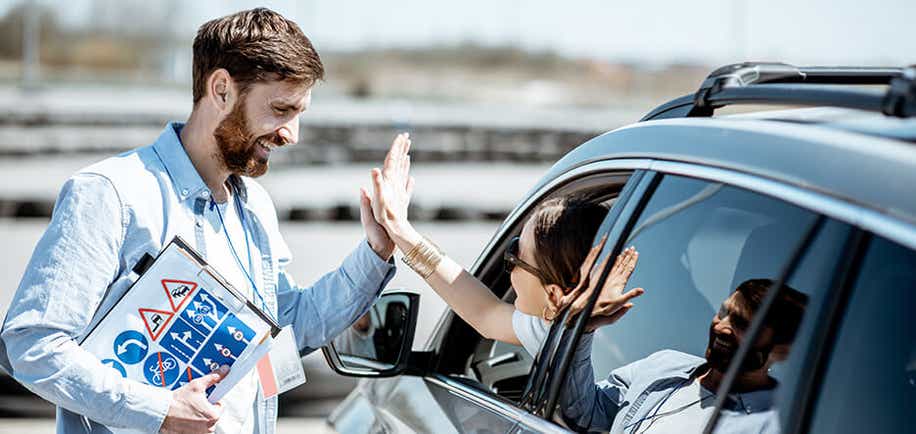 fahrtechniktraining-fahrlehrer-mit-autofahrerin.jpg