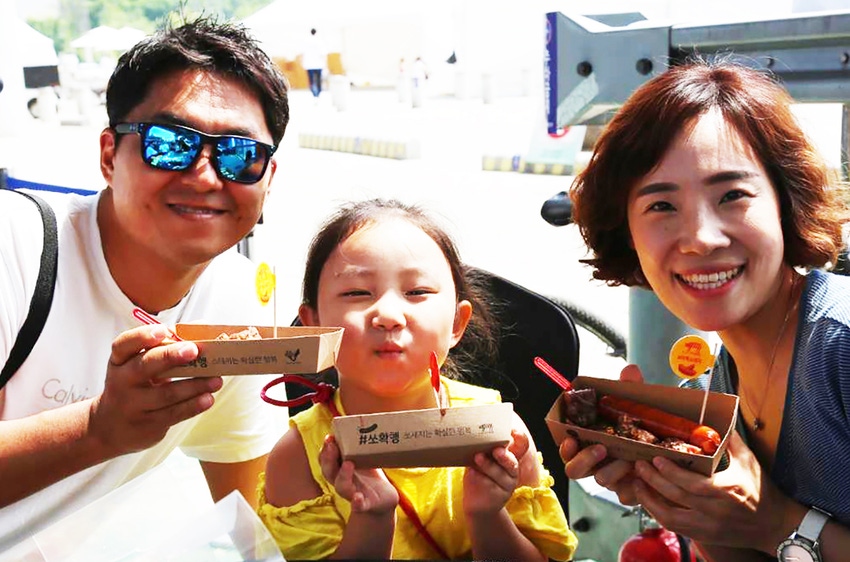A Korean family enjoys U.S. pork sausages at “Picnic on the Bridge” in Seoul.