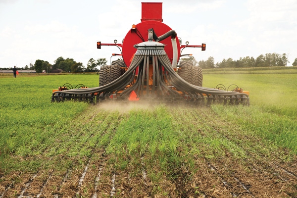 Shallow Injection System Boosts Manure’s Value