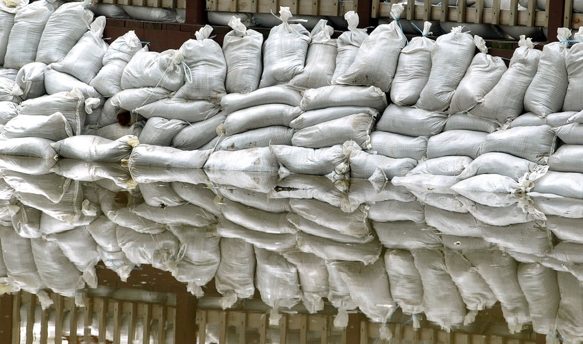 Sand bags hold back floodwaters 