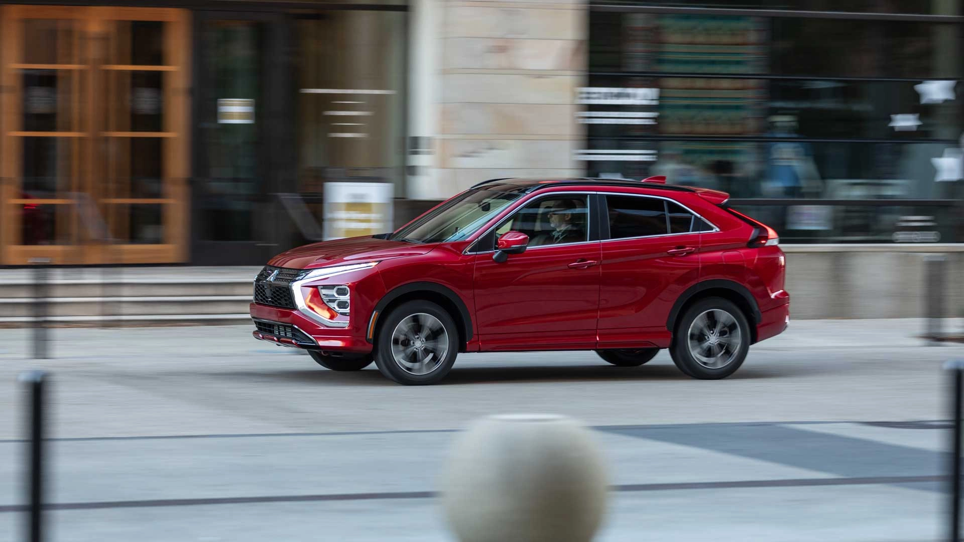 Mitsubishi Eclipse Cross kører i en gade