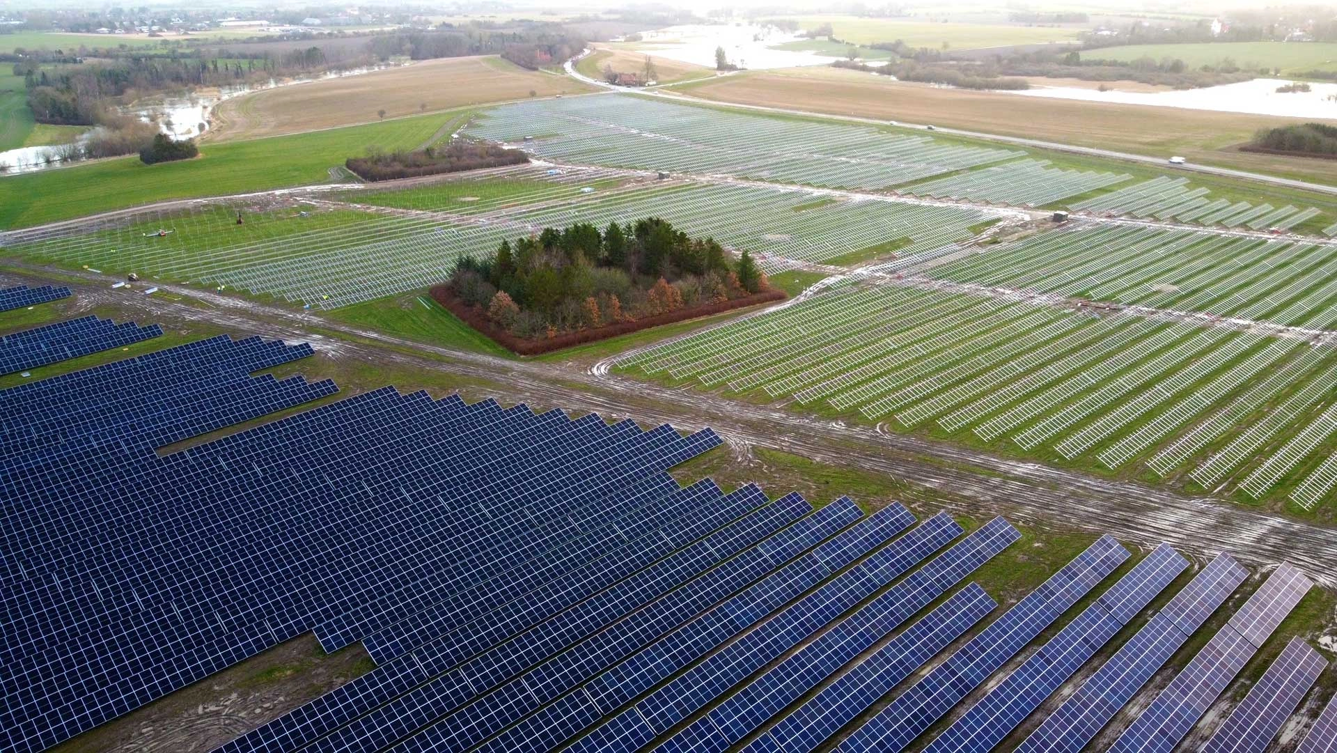 Dronebillede fra oven af Tryggevælde solcellepark