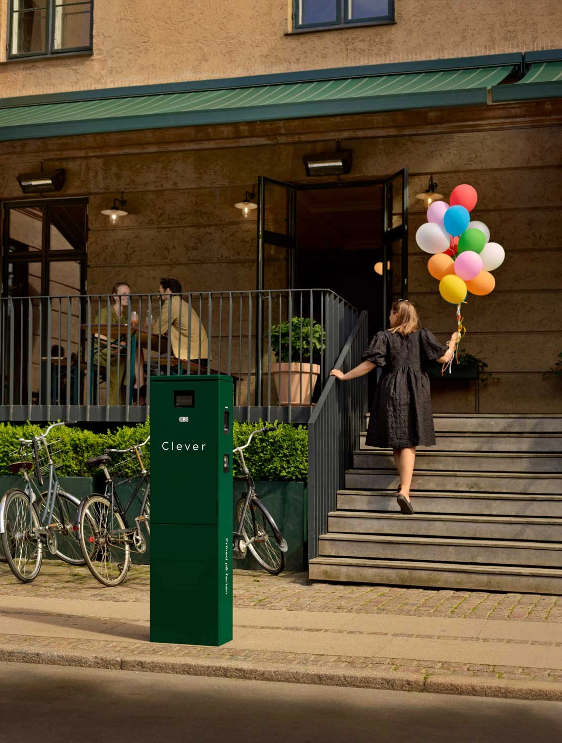 Person der går op af trappe med balloner 