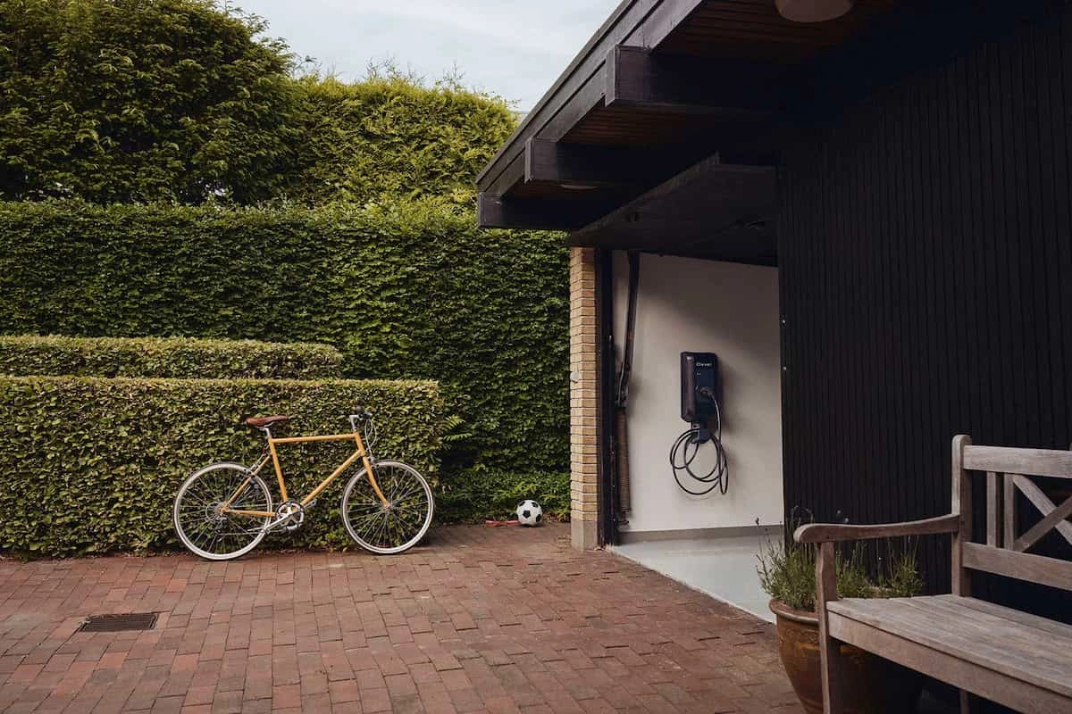 En ladeboks hænger på indersiden af en garage