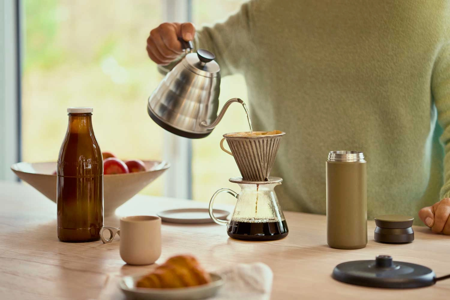 Kaffe hældes op i kande