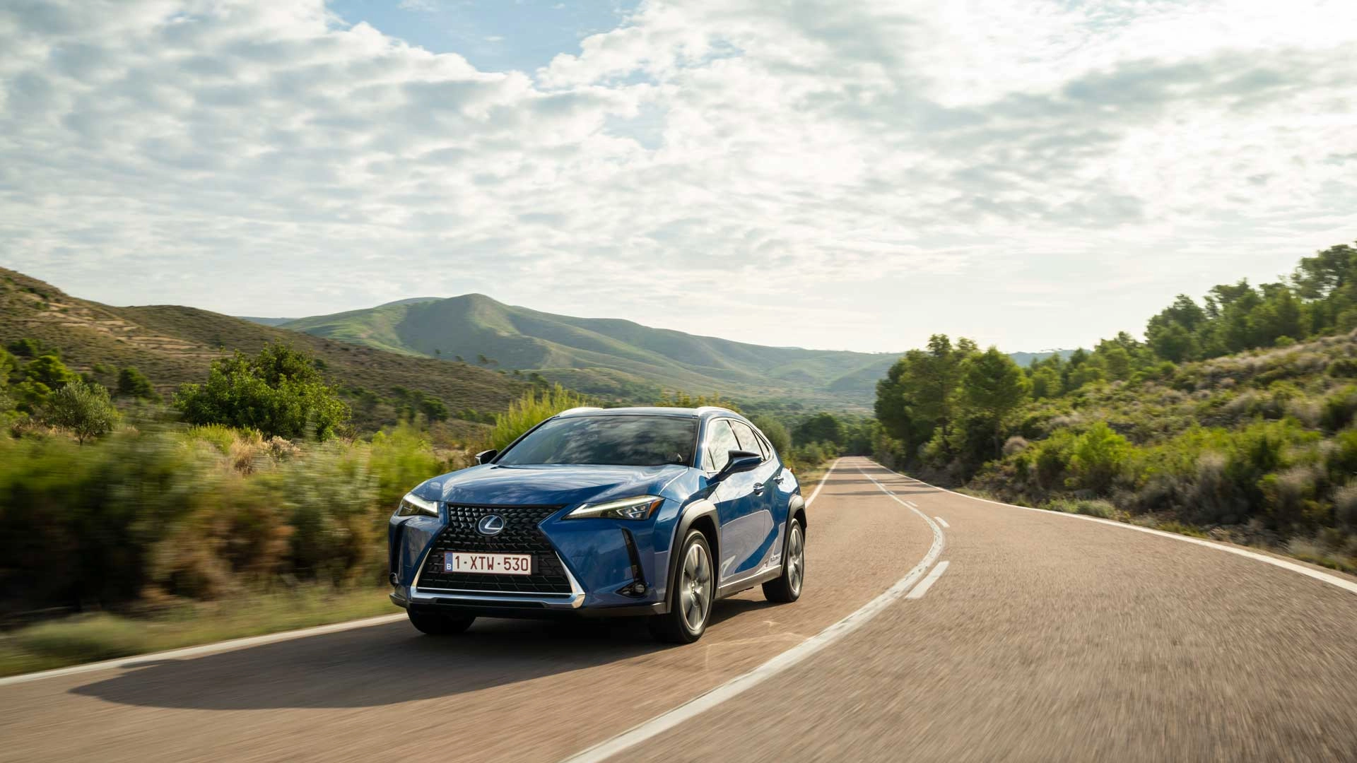 Lexus UX 300e kører på en landevej