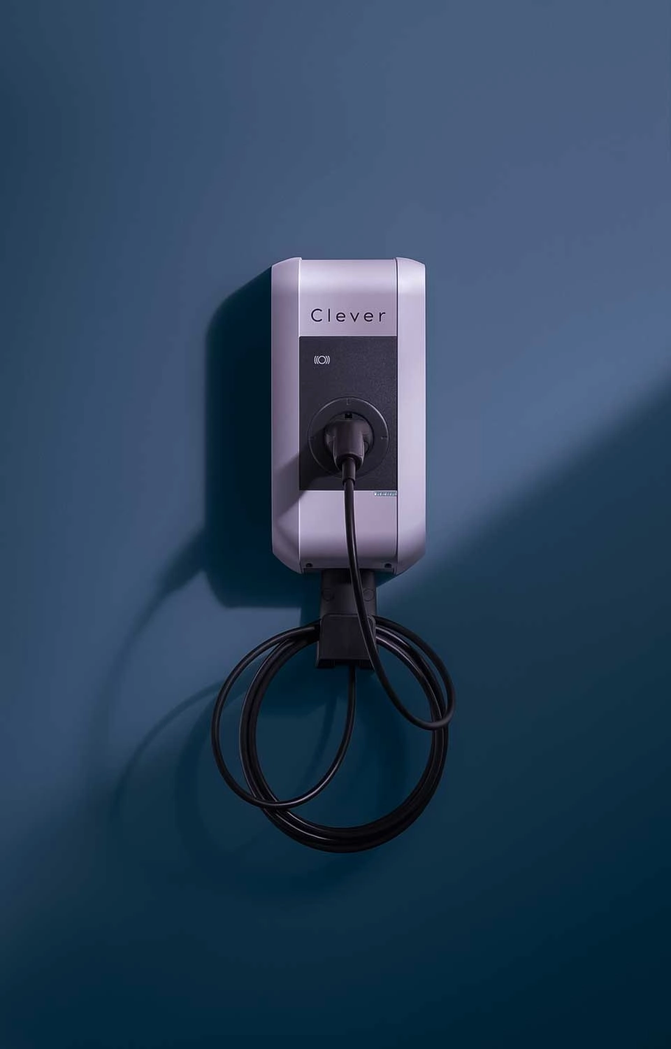 ladeboks i hvid med ladekabel