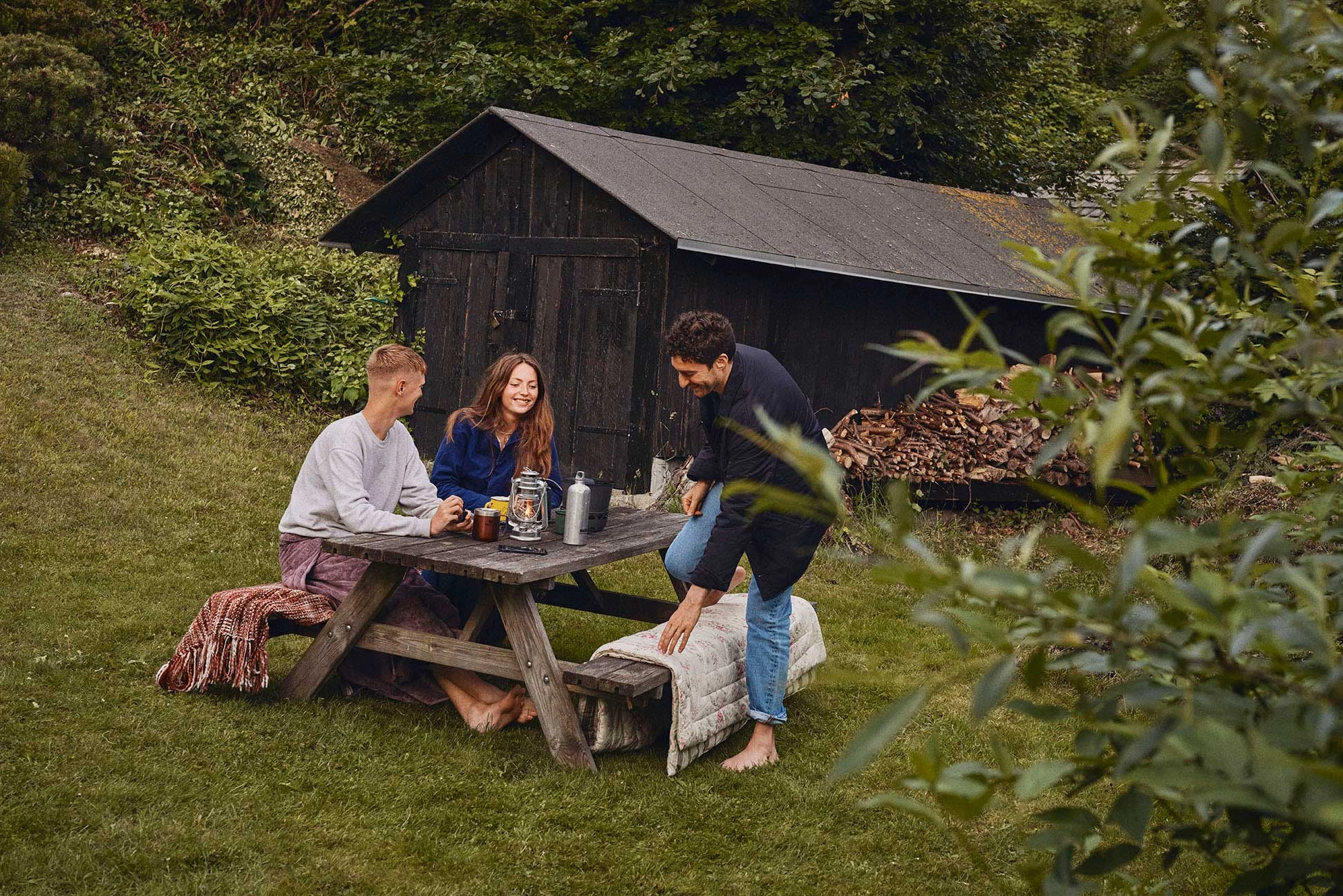 En gruppe mennesker på picnic