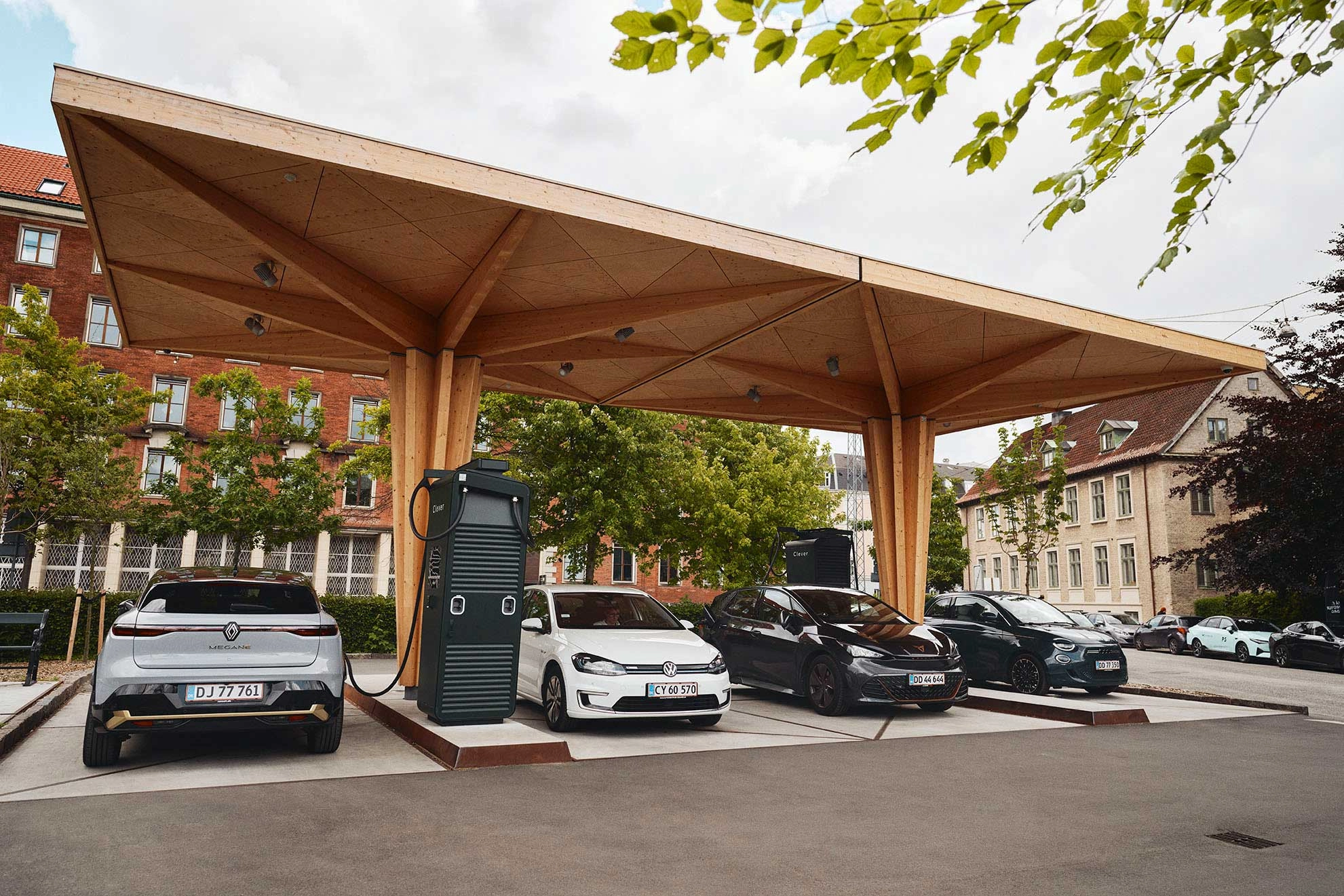 En række biler holder til opladning på Clevers lynladestation på Frederiksberg