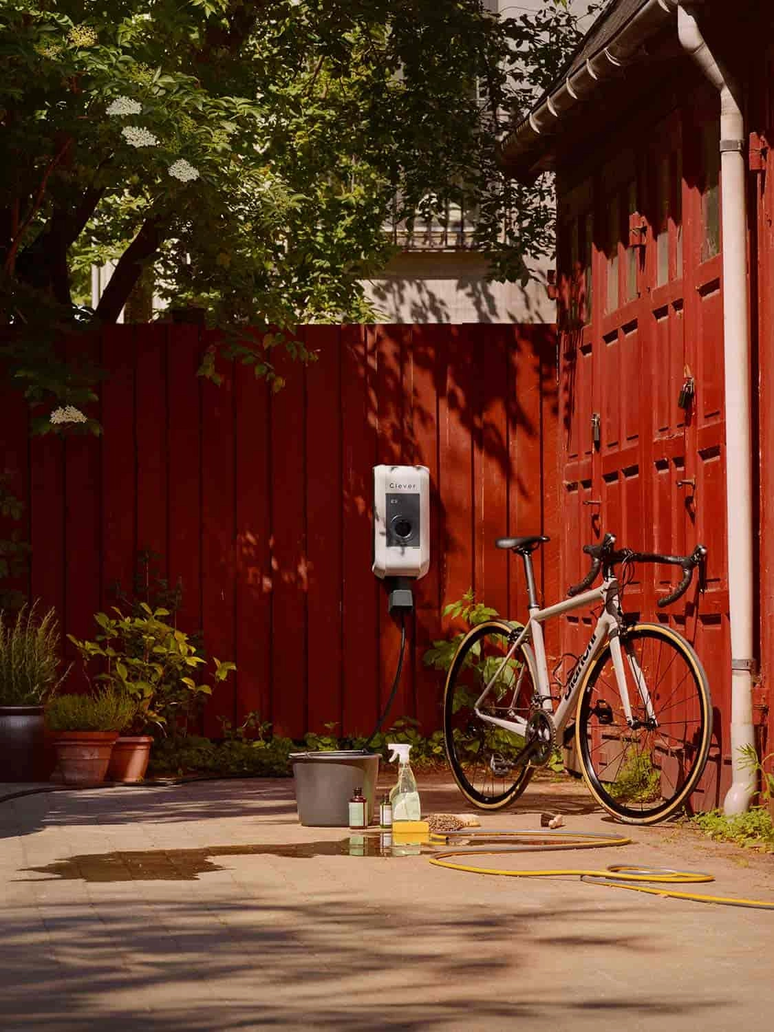 En Clever ladeboks hænger ved en garage