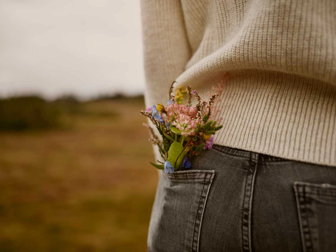Blomster i lommen på en kvinde
