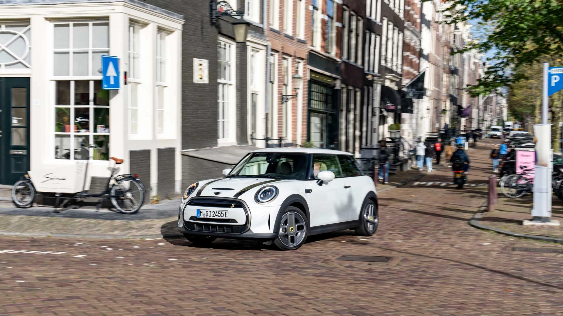 Mini Cooper EV kører i en gade