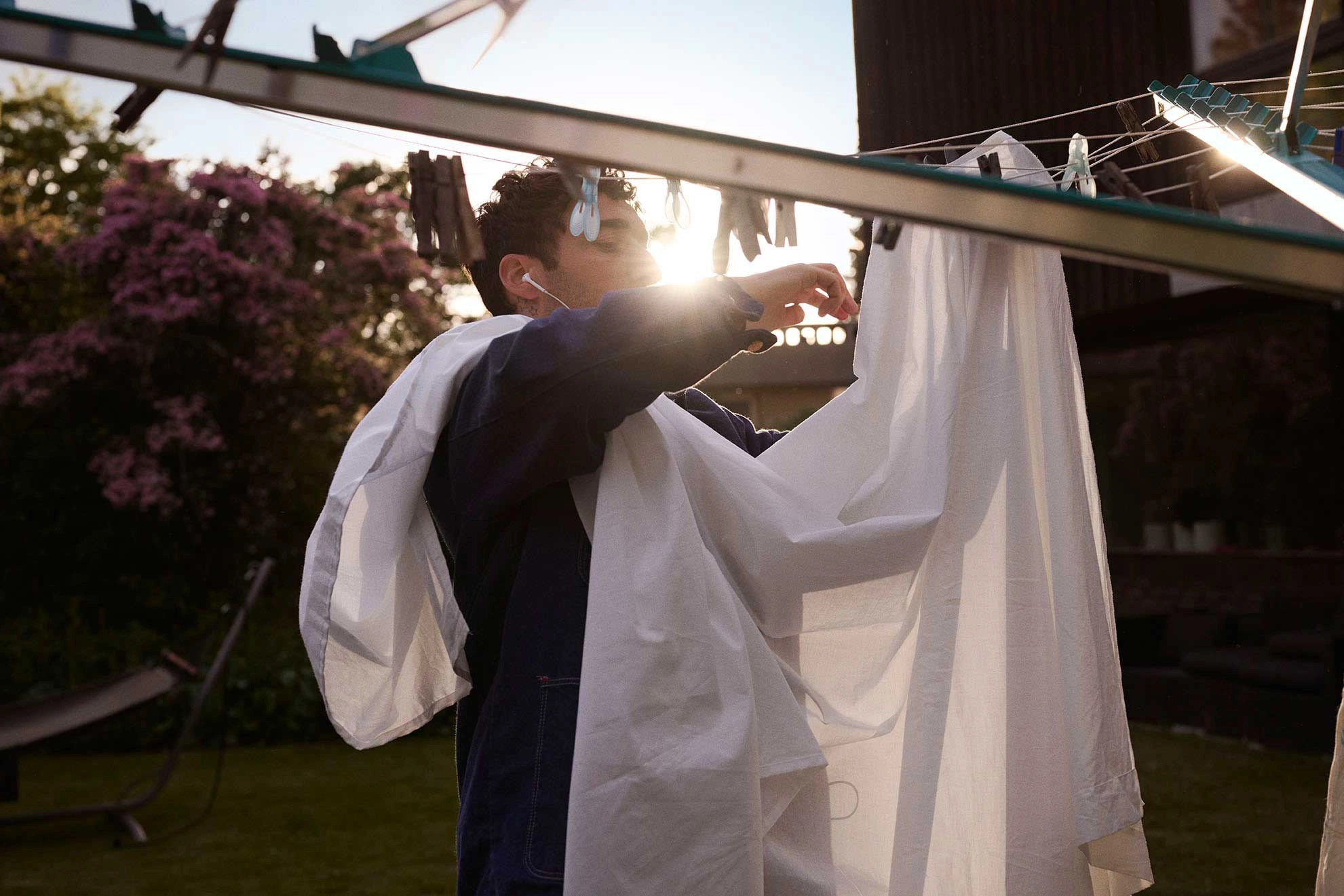 En mand hænger vasketøj op udenfor