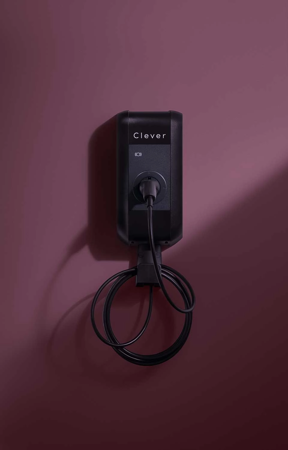 ladeboks i sort med ladekabel