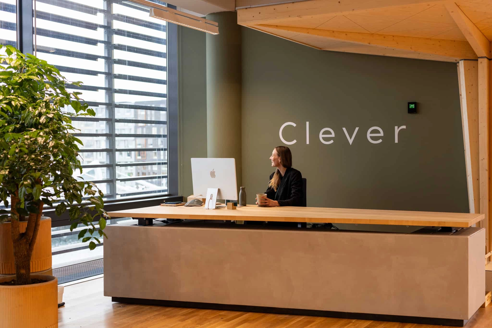 Clevers receptionist sidder ved sit bord