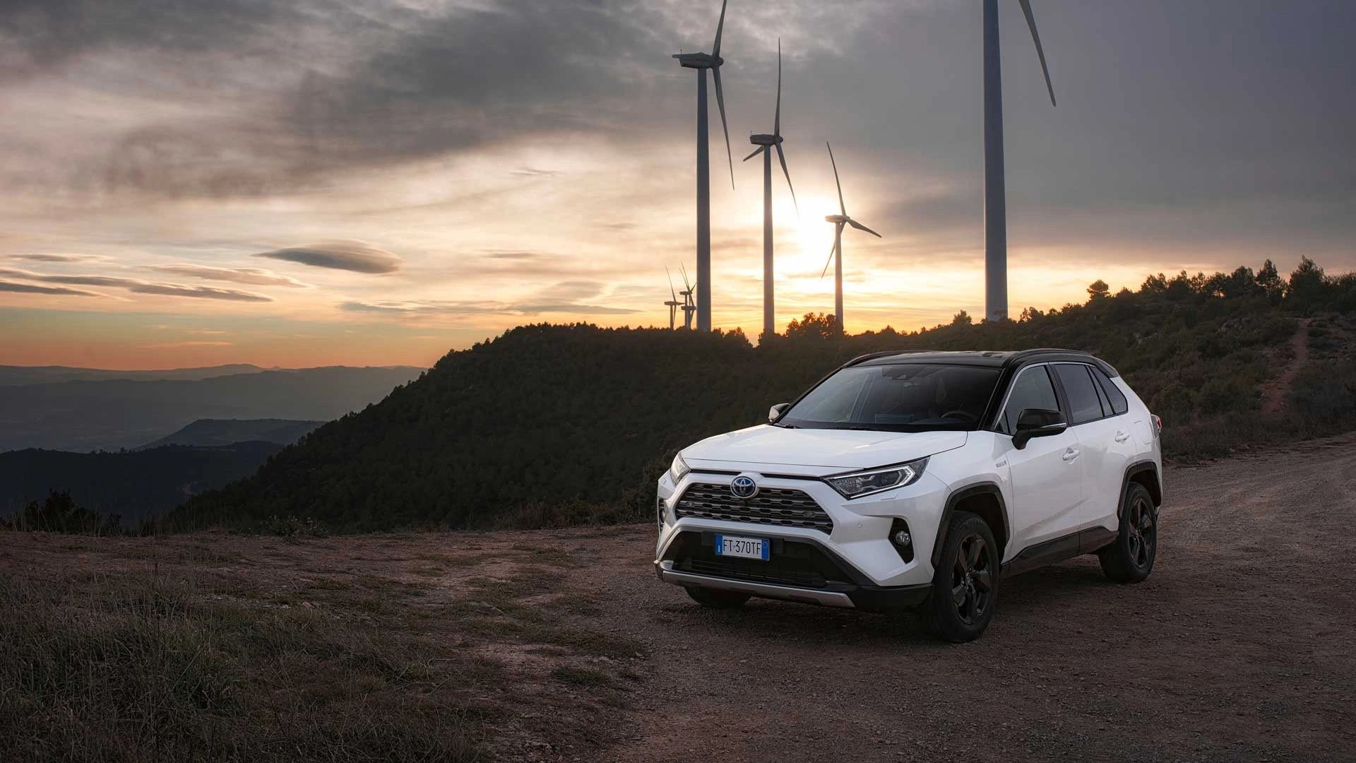 Toyota RAV4 holder med udsigt til vindmøller