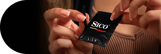 Mujer adulto con condon Sico en la mano