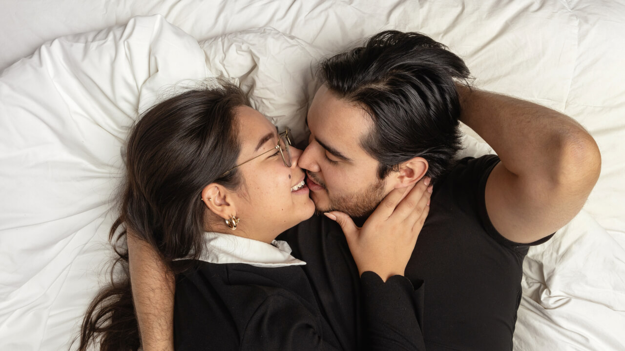 Dos personas besándoselas