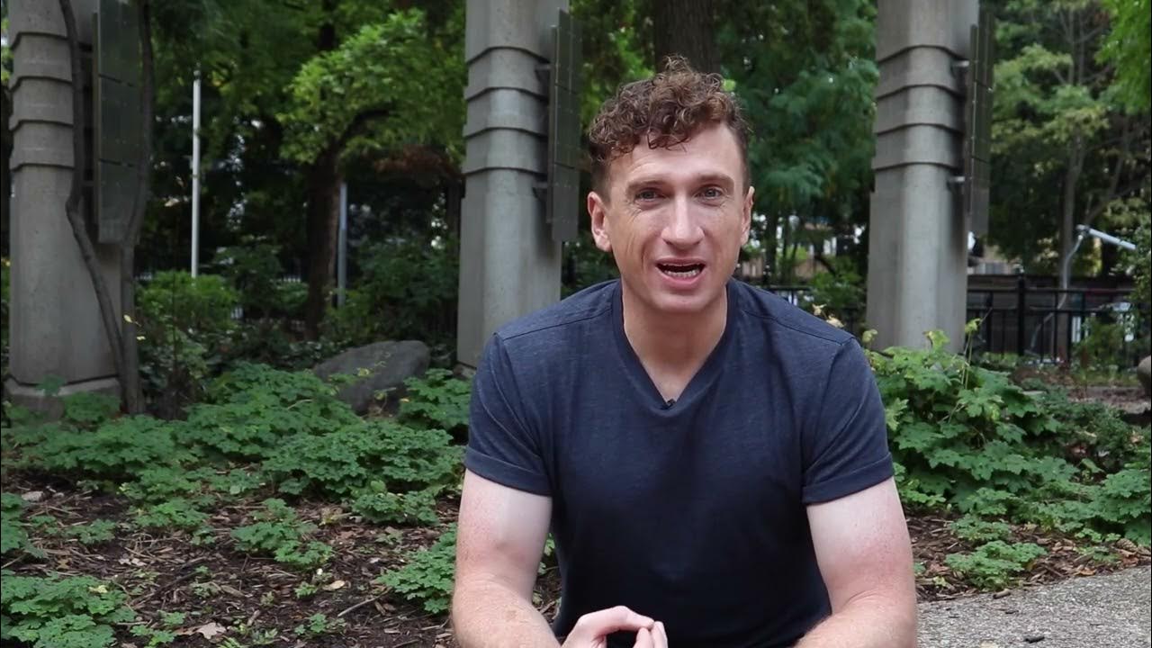 Brock McGillis qui porte un tee-shirt marine et parle en regardant l’appareil photo.