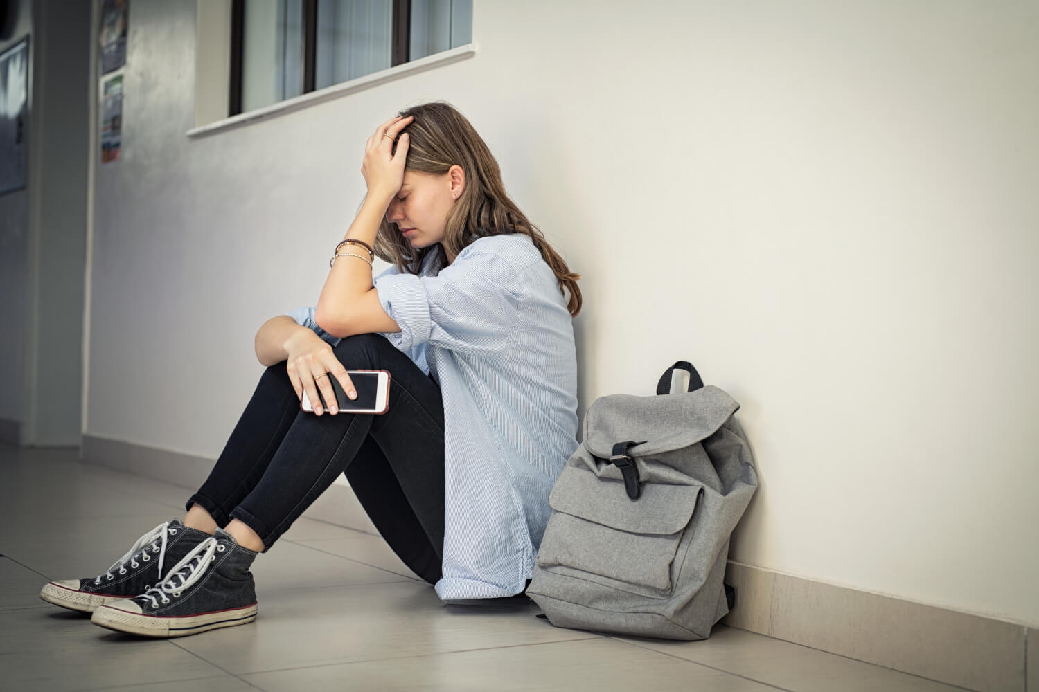 Mujer joven preocupada por tener una infeccion de transmision sexual