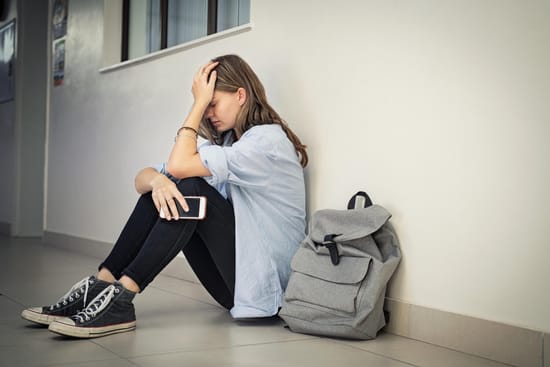 Mujer joven preocupada por tener una infeccion de transmision sexual
