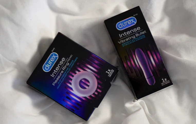 L’anneau pénien Durex Pleasure Ring et le vibromasseur Durex Intense dans leurs emballages.