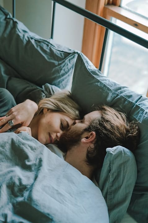 Two people cuddles