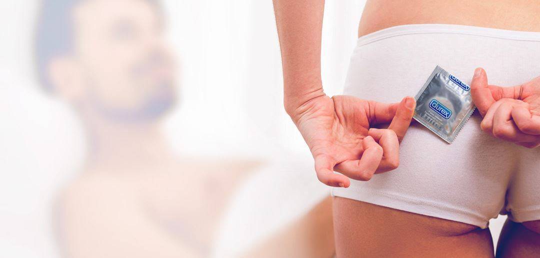 Ein Kondom überziehen