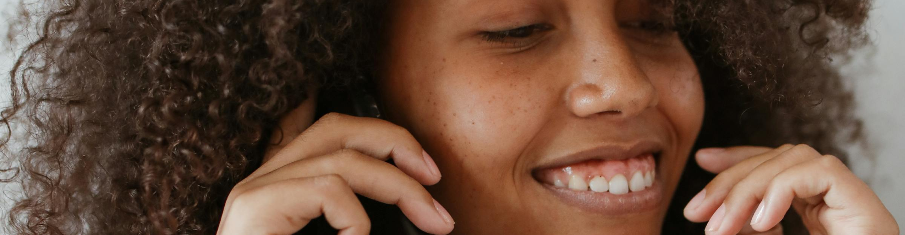 A female speaking over mobile smiling