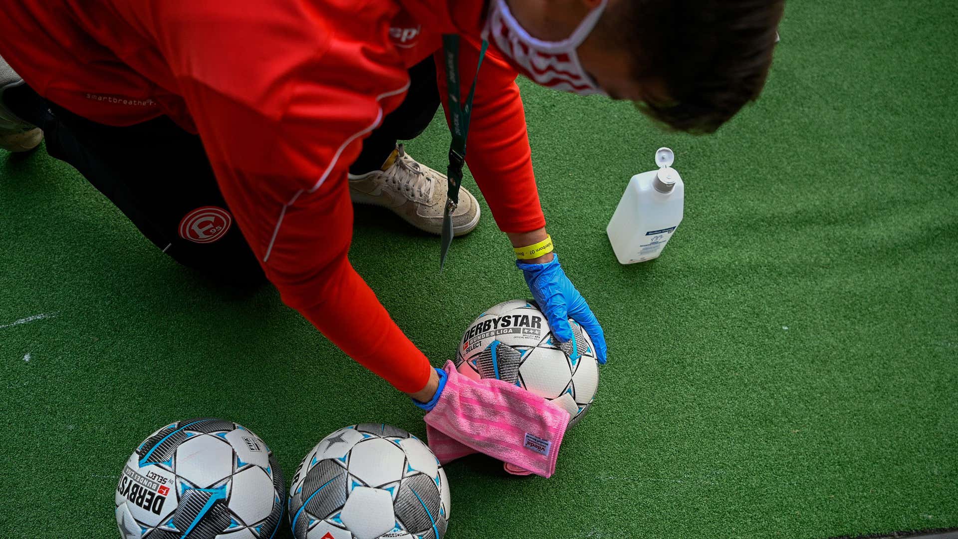 Recogepelotas limpiando el balón en la vuelta de la Bundesliga tras el coronavirus