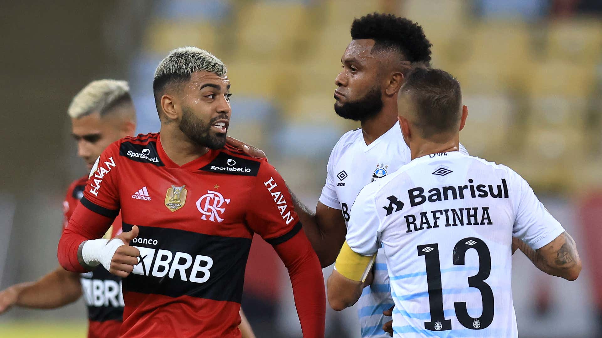 Flamengo é denunciado ao STJD por canto homofóbico contra o Grêmio; veja possíveis punições
