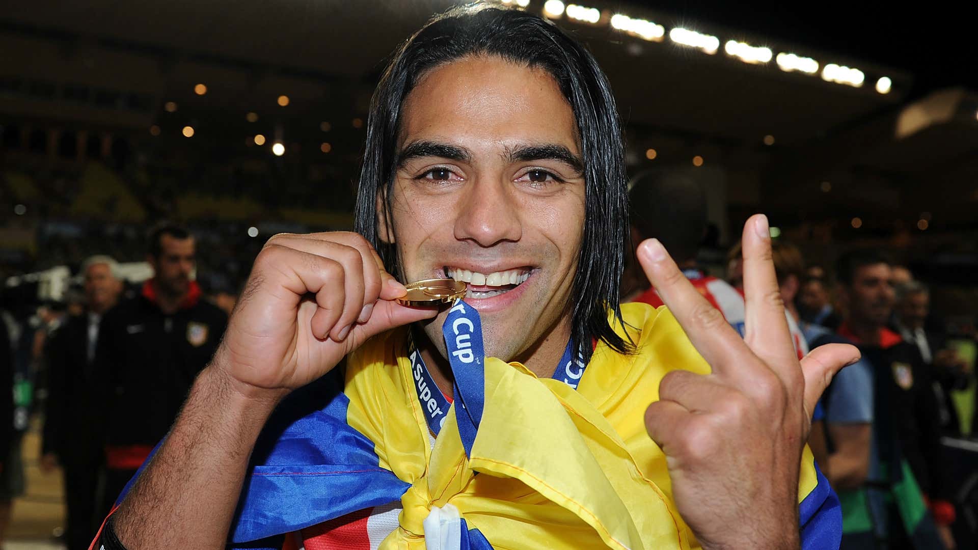 Radamel Falcao García con la medalla de campeón de la Supercopa de Europa de 2012