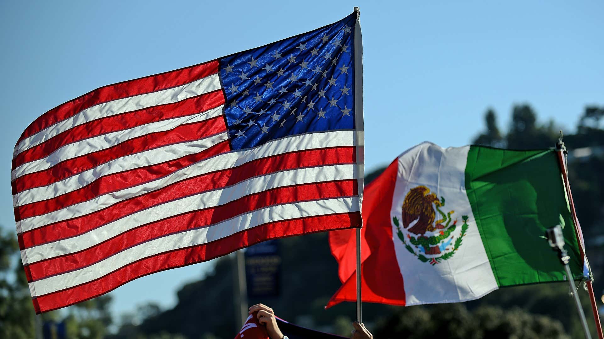 Banderas de Estados Unidos y México