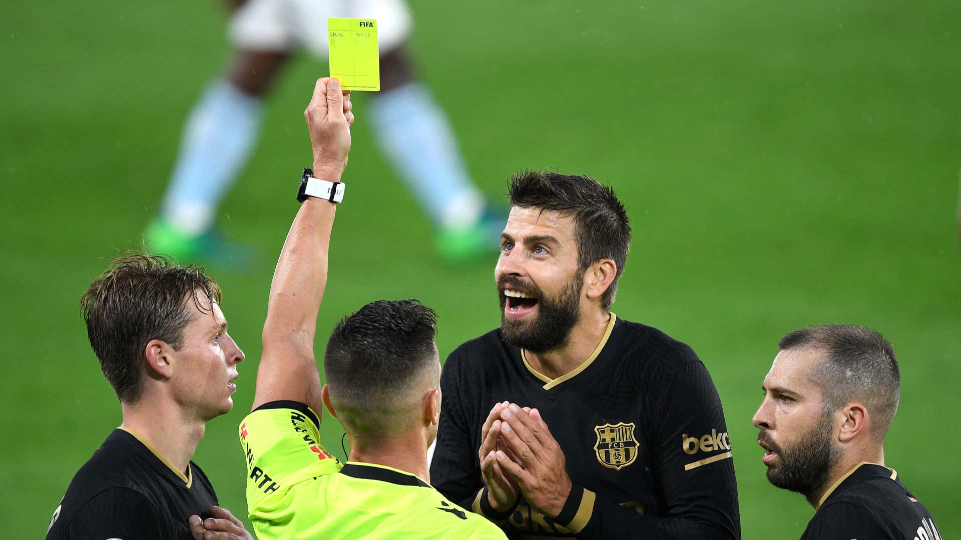 Gerard Pique Barcelona yellow card 2020-21