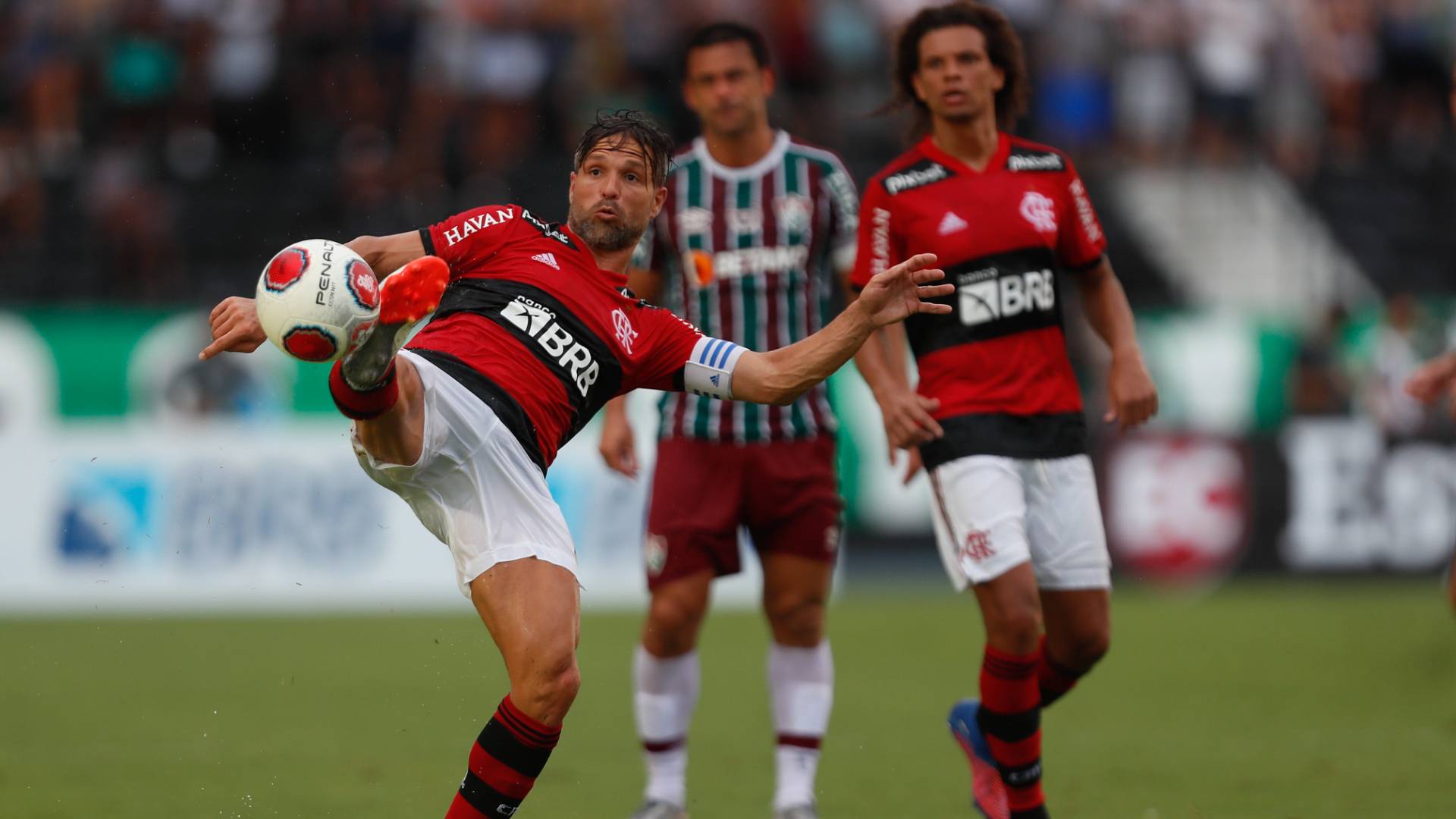 Em clássico pegado, Fluminense marca no fim e supera o Flamengo no Engenhão