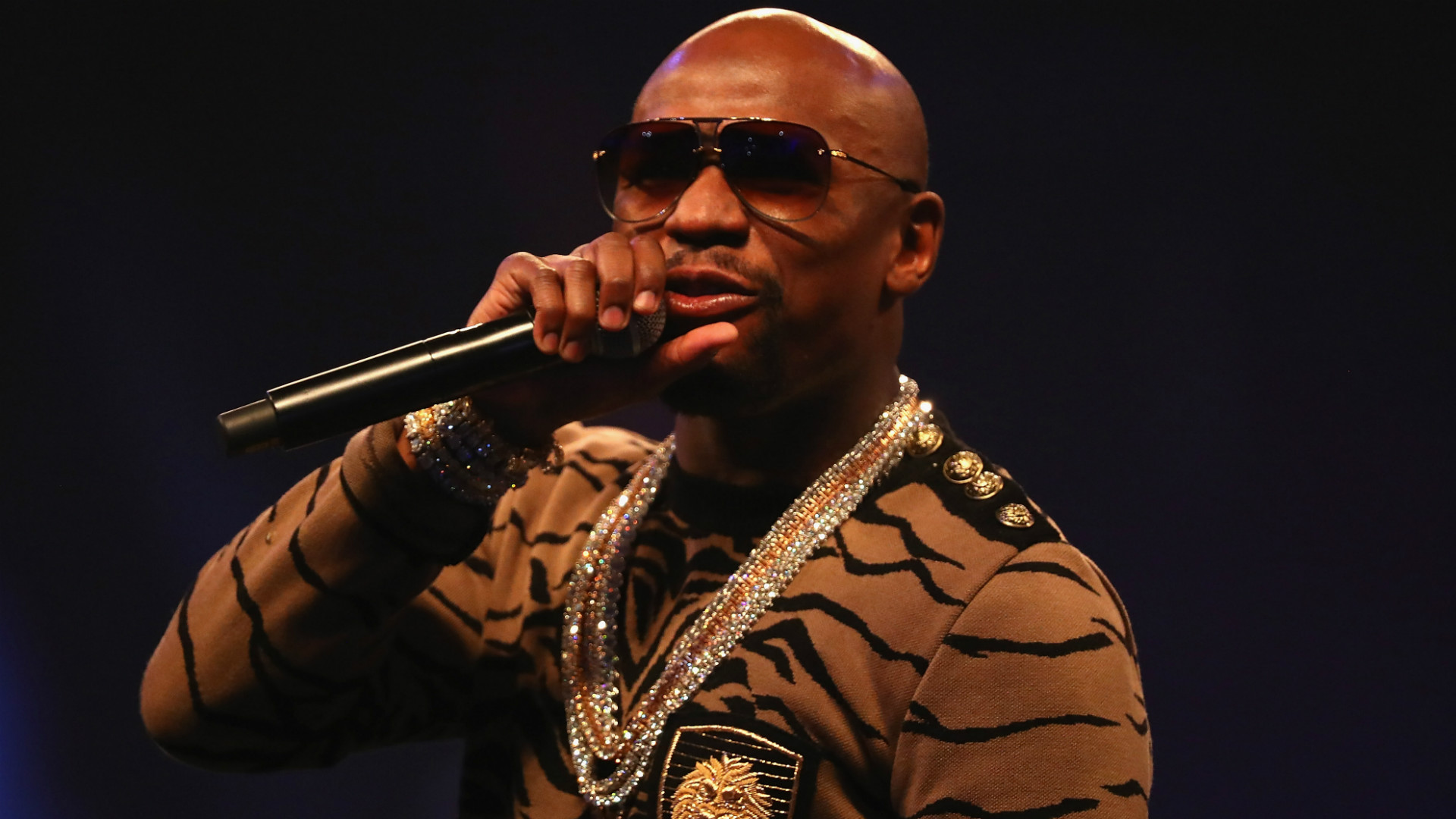 世紀の一戦 メイウェザー対マクレガーはどれほどスゴイ 収入 総資産をサッカー界と比較 Goal Com