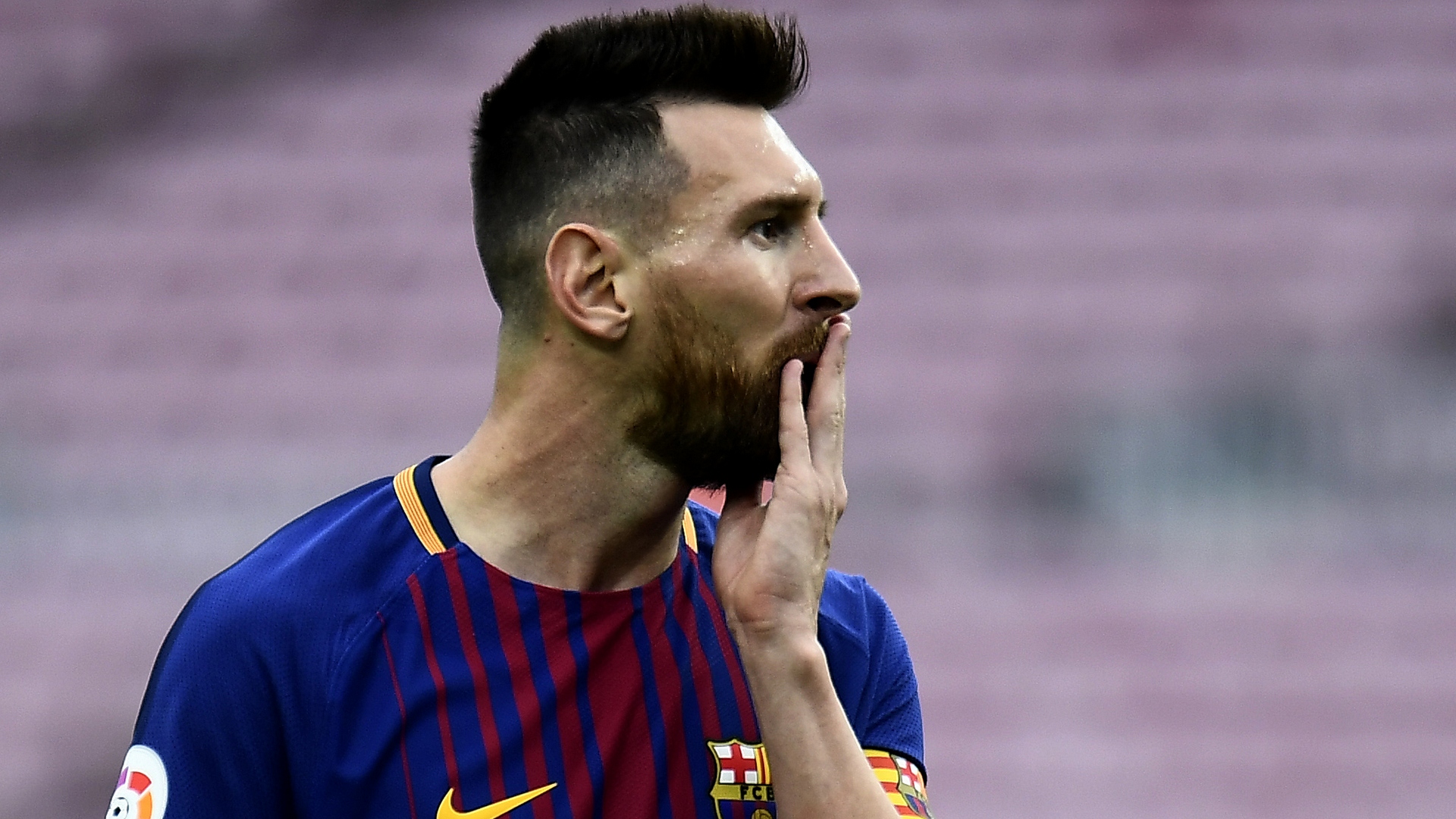Messi seriously considering Man City move - Goal.com