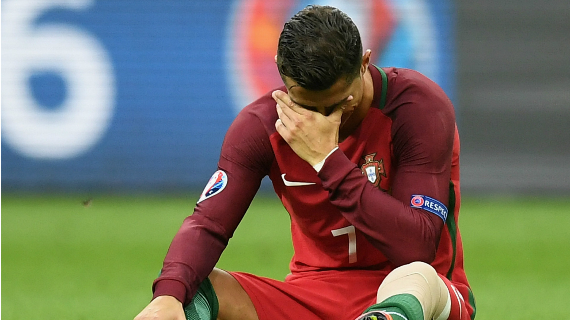 Проигравший спортсмен. Роналдо плачет. Роналду плачет. Криштиану Роналду плачет. Криштиану Роналду плачет фото.