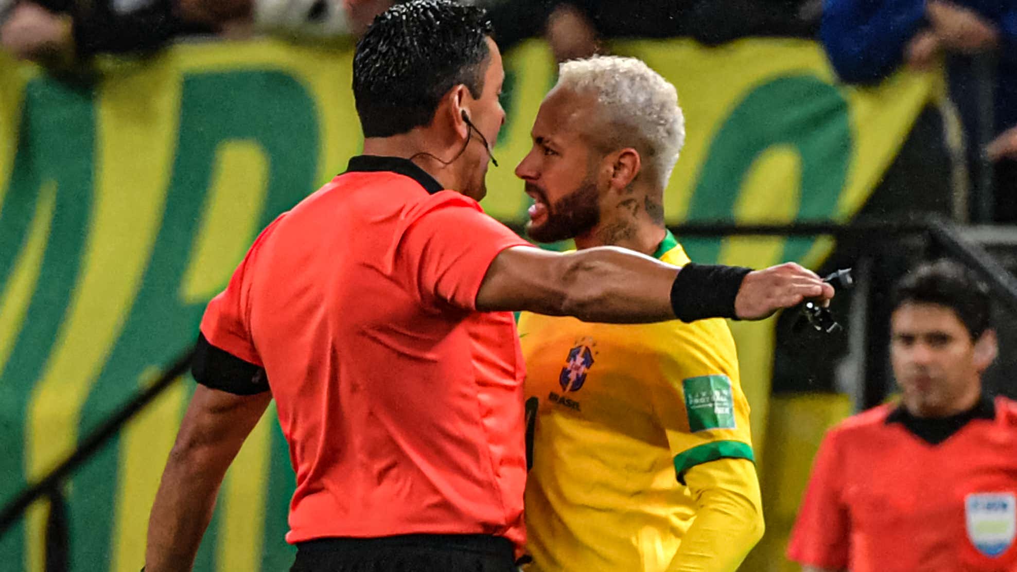 Neymar confronts referee in angry change
