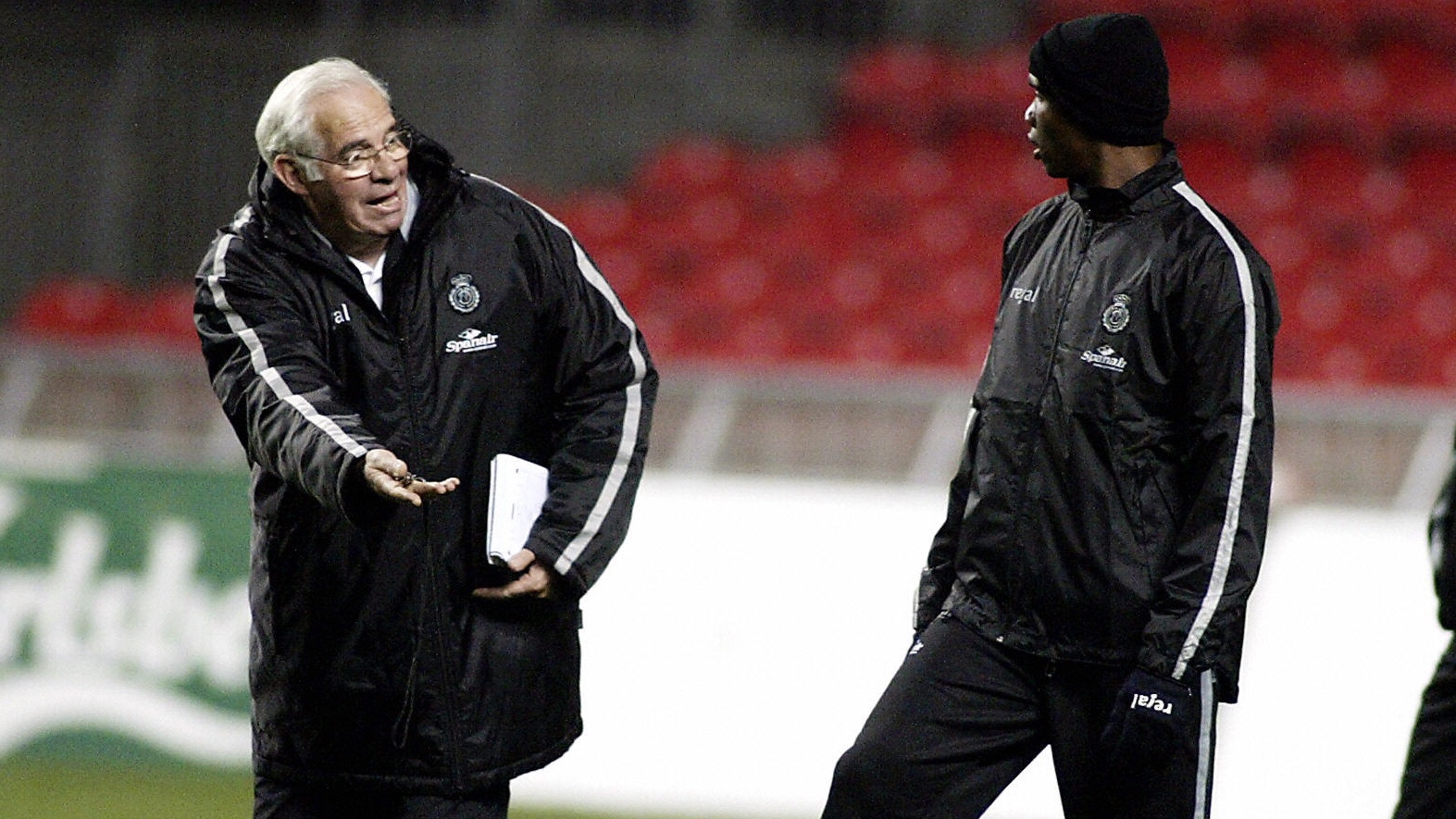 スペインで珍事 監督が自チームの選手の胸ぐらをつかみ 違うチームを探せよ と暴言 退席処分に Goal Com