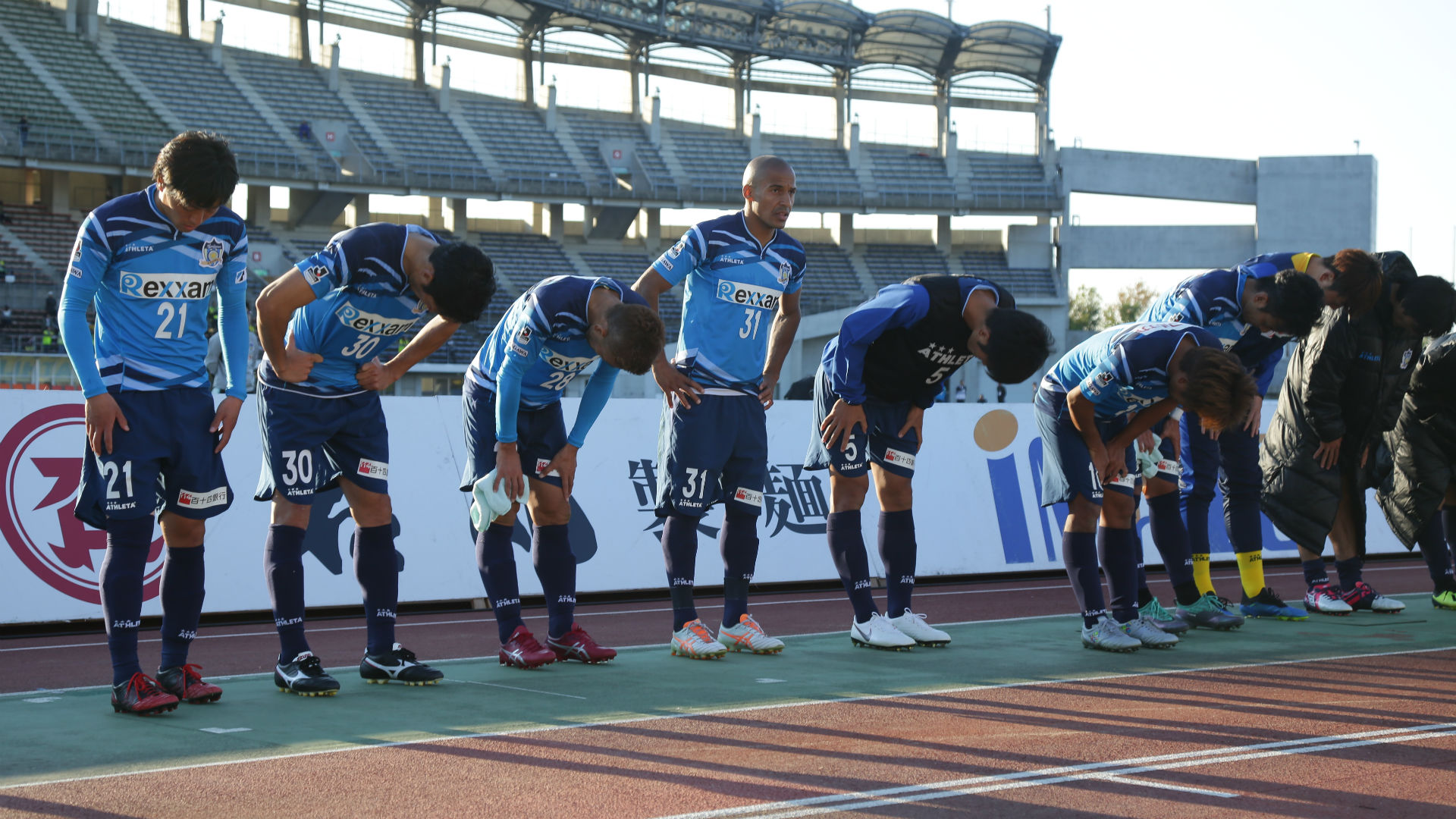 J2最下位の讃岐 クラブ初のj3降格が決定 21位 熊本はj3 2位次第に Goal Com J2最下位の讃岐 クラブ初のj3降格が決定 21位 熊本はj3 2位次第に Goal Com