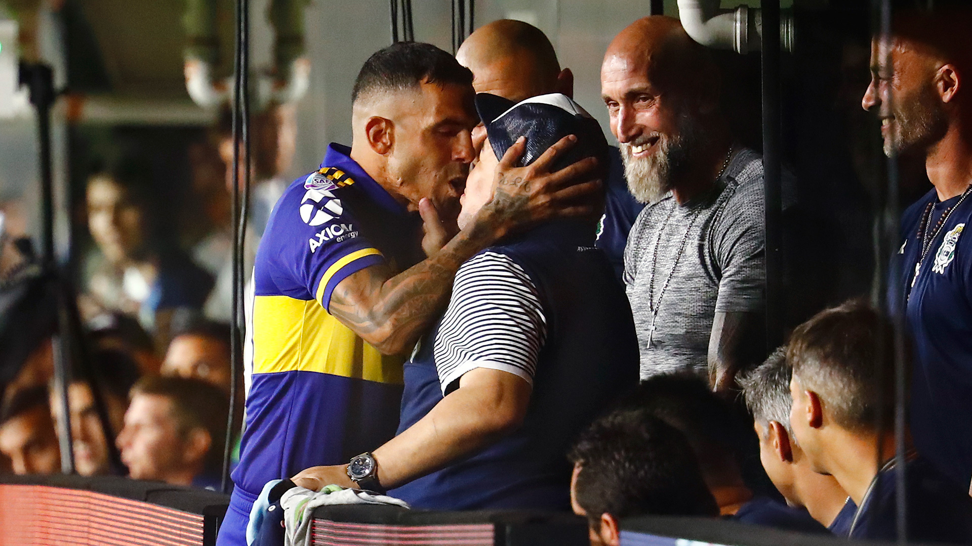 動画 ボカ 劇的逆転優勝 6戦6発の36歳テベスが決勝弾 マラドーナとのキス 熱い抱擁も Goal Com