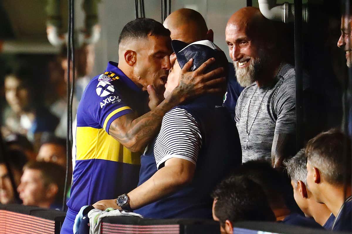 動画 ボカ 劇的逆転優勝 6戦6発の36歳テベスが決勝弾 マラドーナとのキス 熱い抱擁も Goal Com 動画 ボカ 劇的逆転優勝 6戦6発の36歳テベスが決勝弾 マラドーナとのキス 熱い抱擁も Goal Com