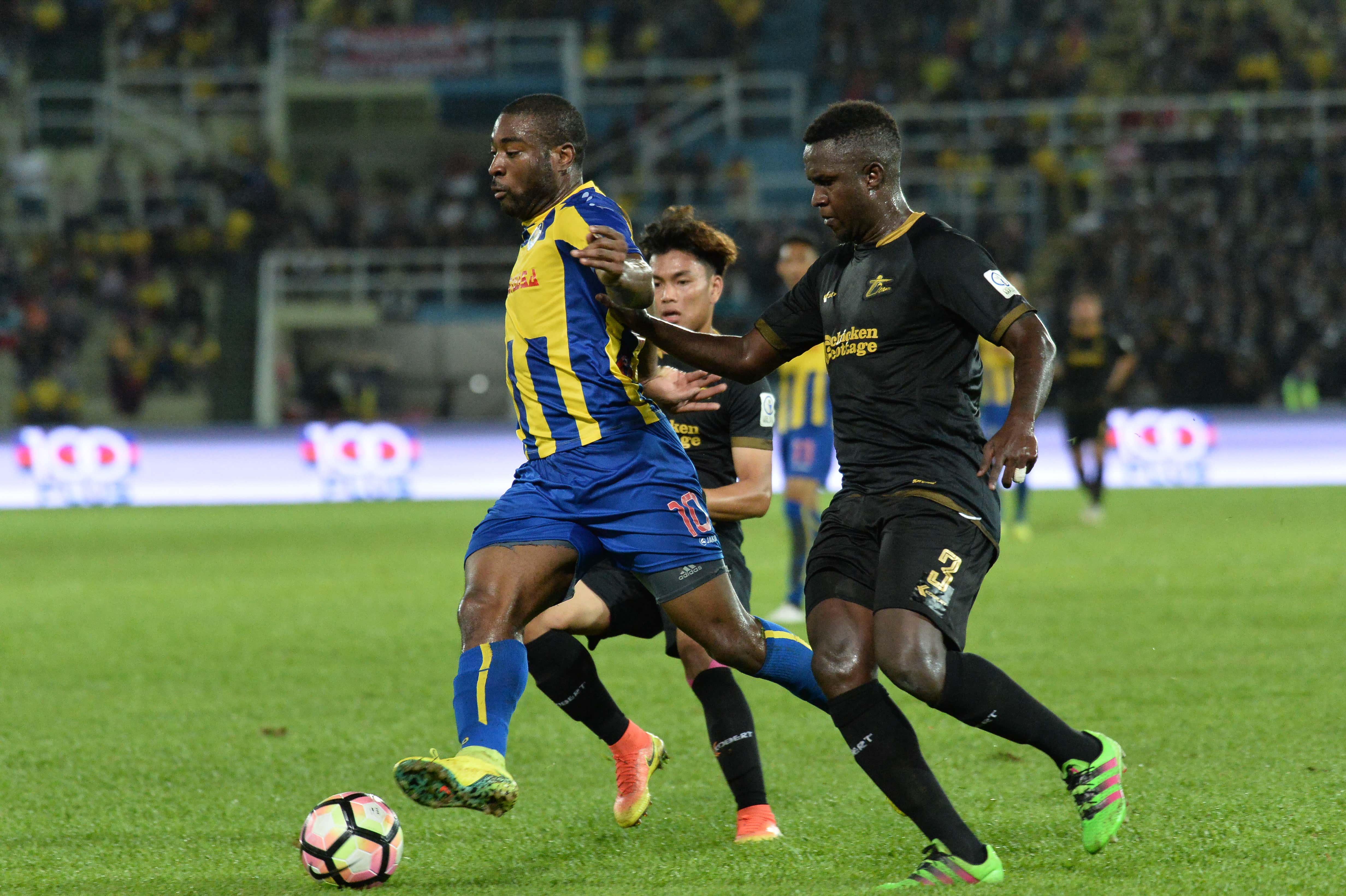 Pahang's Bright Dike (left) trying to get past T-Team's Mamadou Samassa 27/1/2017