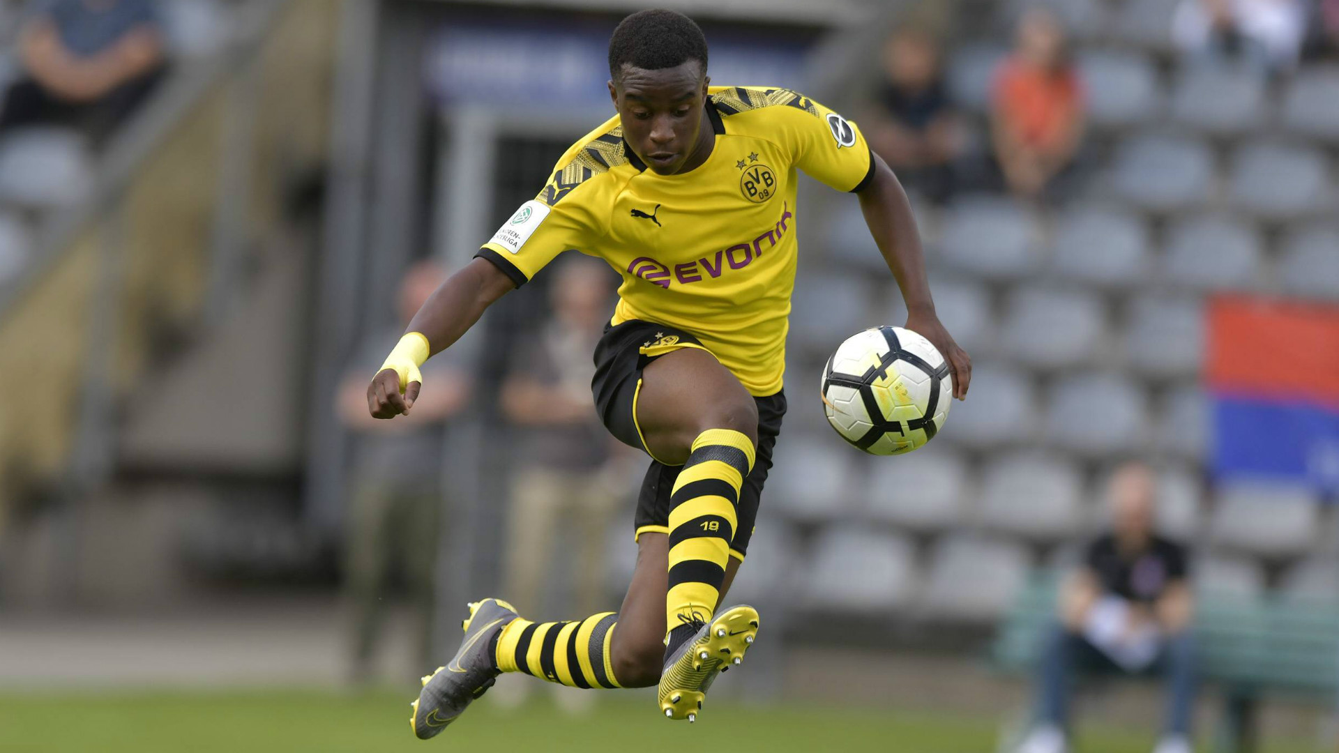 Youssoufa Moukoko Gehalt Wieviel Geld Verdient Der Bvb Youngster Im Jahr Goal Com